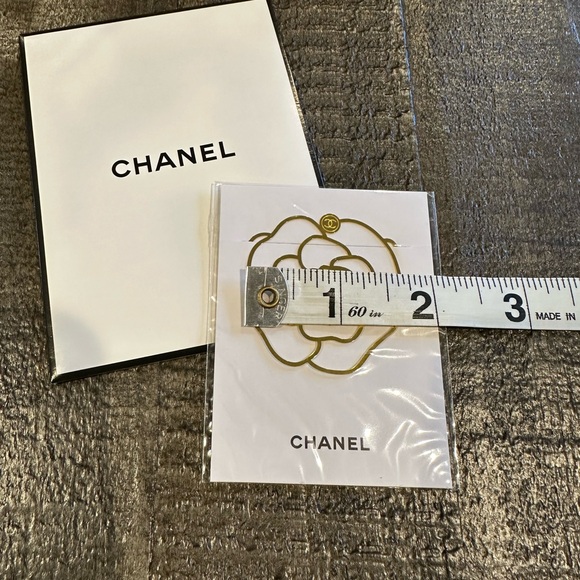 Chanel gold Camellia flower bookmark new with packaging - Picture 6 of 7